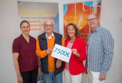 Herzlichen Dank für die großzügige Spende und die wertvolle Begegnung von den Eheleuten Fischer (Bildmitte), mit Sabine Horn (links) und Michael Friedmann (rechts).Bild: Holm Wolschendorf / LKZ.