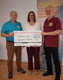 Sportschützen Neckarweihingen übergeben Spende an Ambulanten Kinderhospizdienst im Landkreis Ludwigsburg. Foto: Annette Kloth.